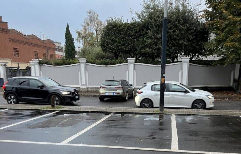 Auto parcheggiata si sposta, code in centro a Garbagnate auto garbagnate muove