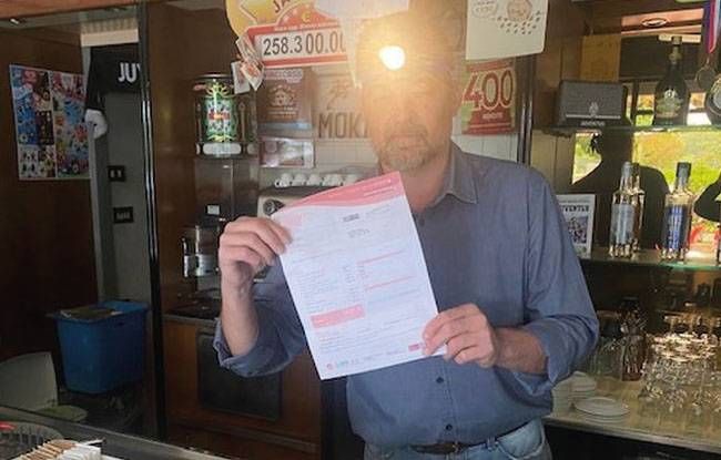 Bollate, spegne le luci del bar e accende una torcia contro il caro bollette Bollate bar caro bollette