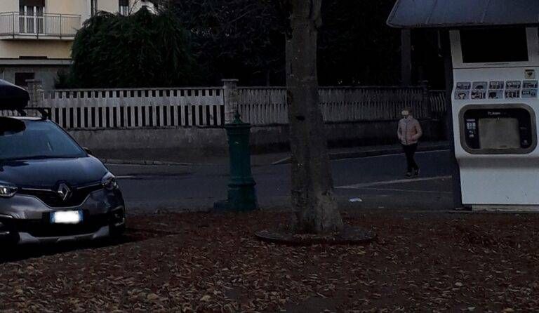 Sassi contro le finestre a Gerenzano, teppista ripreso dalle telecamere ma… resta impunito Inkedpiazza mercato nov2021 2 alberi 768x446