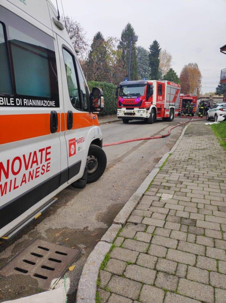 Paura a Varedo, incendio divora balcone di una palazzina varedo 768x1027