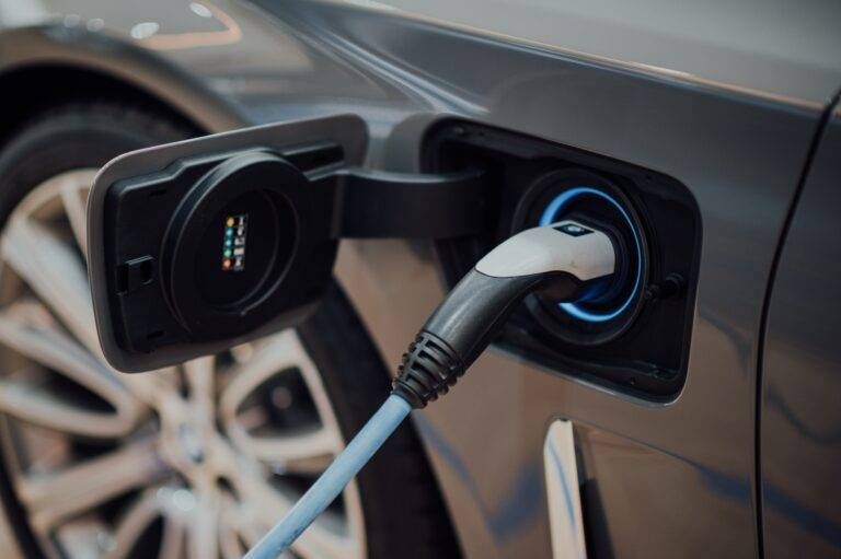 Vendite di auto elettriche in calo ecco cosa succede in Italia 768x511