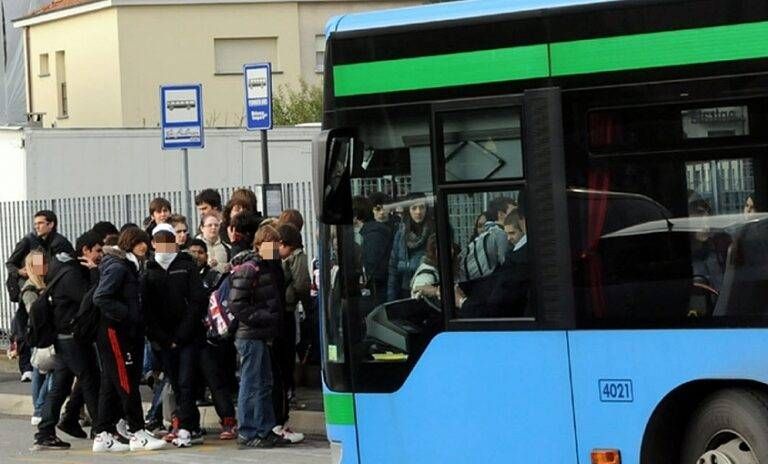 Autobus strapieni di studenti: “Orari di lezione concordati con dirigenti scolastici” autobus studenti