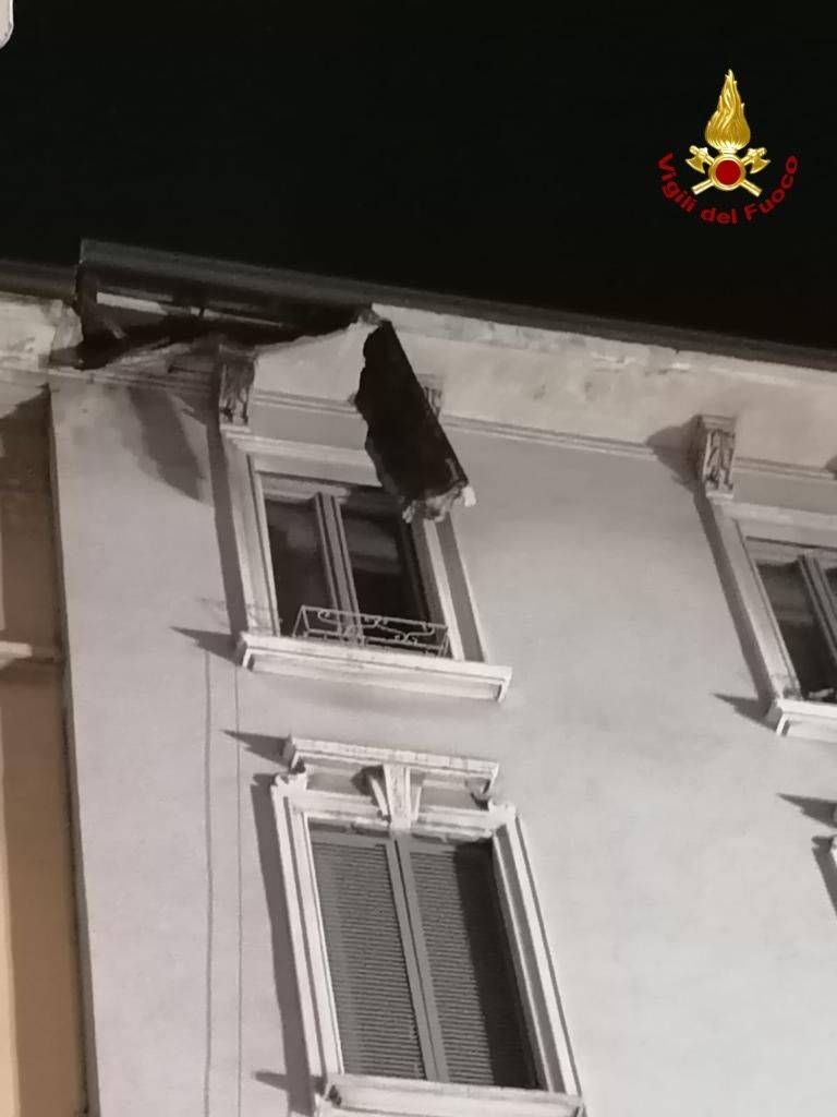 Cornicione pericolante quattro piani sopra al marciapiede milano cornicione