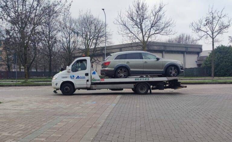 Allacci abusivi in piazza del mercato a Bollate: sequestrato suv Bollate camper 768x470