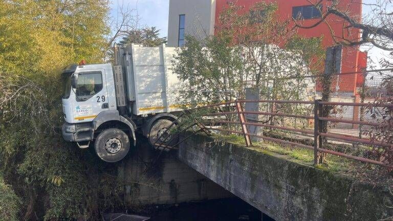 Camion dei rifiuti in bilico sul ponte del fiume Olona,, pompieri al lavoro Camion riifiuti bilico olona