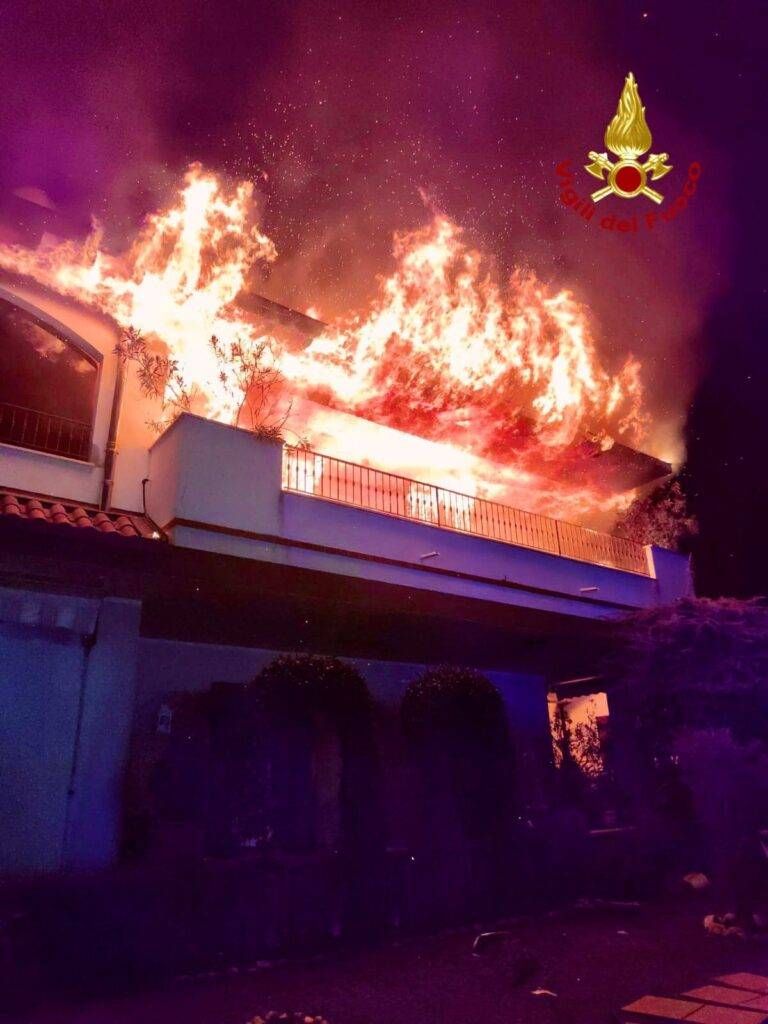 Incendio nel cuore della notte: evacuata villetta con bimbo di 7 mesi – VIDEO Trezzano incendio 768x1024