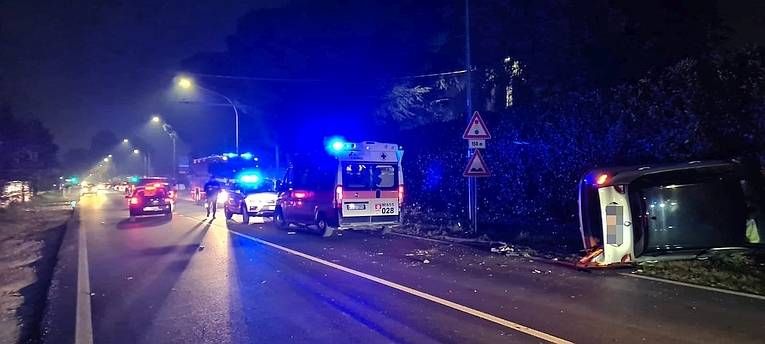 Incidente a Caronno Pertusella, auto rovesciata, due feriti incidente caronno