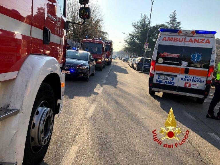 Studenti con bruciore agli occhi: evacuati in 350 dalla scuola media pregnana bis 768x576