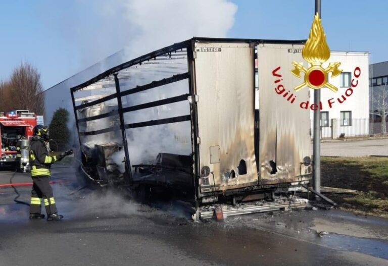 camion fiamme turate rovello