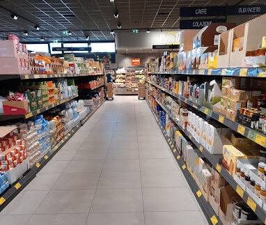 Guardia giurata aggredita da tre donne nel supermercato di Saronno Aldi saronno e1679043570370