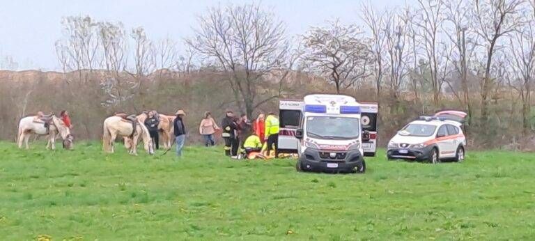 Caduta da cavallo nel Parco delle Groane, Vigili del fuoco e ambulanza a Bollate Bollate caduta cavallo