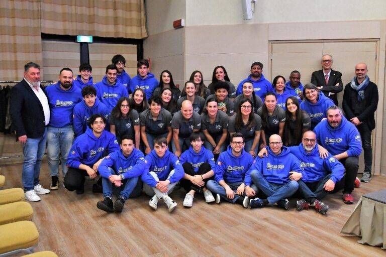 SOFTBALL E BASEBALL Foto di gruppo Saronno Softball Baseball con le Istituzioni 768x512