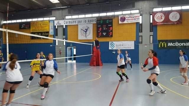 Campionati studenteschi di volley: Cormano lancia la sfida a Garbagnate Volley Azione di gara del Manzoni di Cormano X SITO