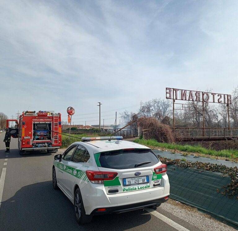Incendio lungo il Villoresi a Limbiate, sterpaglie a fuoco, pompieri in azione incendio villoresi limbiate