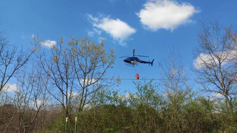 Incendio di Cesate, elicotteri in azione per scaricare acqua sul bosco in fiamme incendio elicotteri 2 768x432