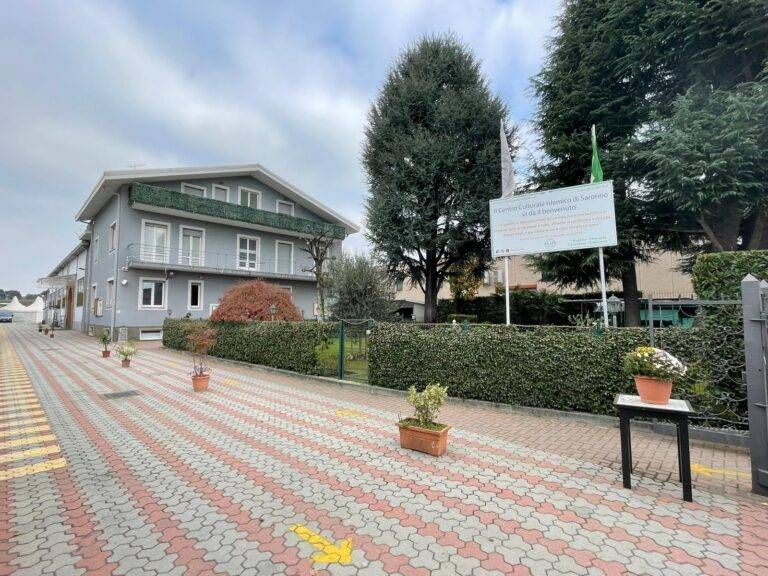 Maxi affluenza al centro islamico per il Ramadan: traffico bloccato tra Saronno e Caronno saronno centro islamico 768x576