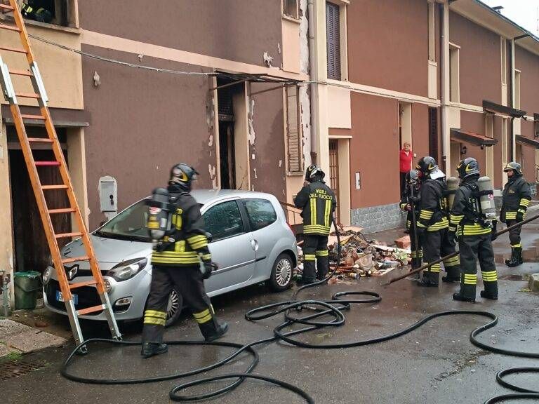 Incendio in una casa di Cesate, uomo in codice giallo a Niguarda cesate incendio