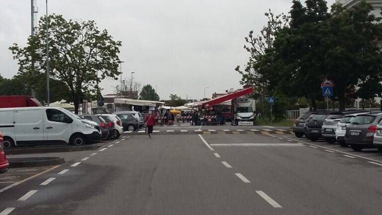 Cormano mercato Il mercato del venerdi in mezzo alla strada fino a dieci giorni fa 23 maggio 2023 768x432