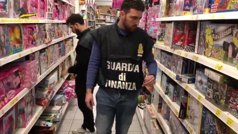 prodotti contraffatti guardia finanza