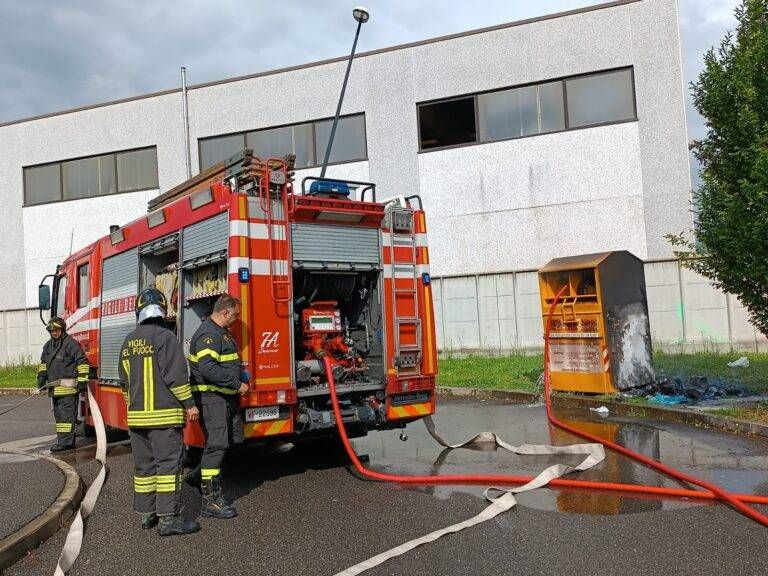 Solaro, cassonetto per la raccolta abiti in fiamme: intervento dei Vigili del fuoco IMG 20230512 WA0011 768x576