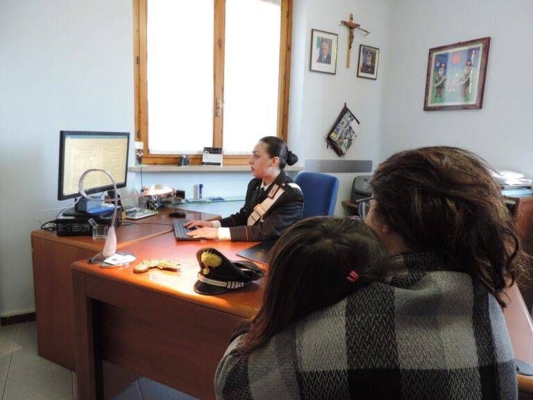 carabinieri molestie donne stalking maltrattamenti