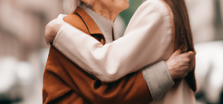 abbraccia anziana e le sfila la collana