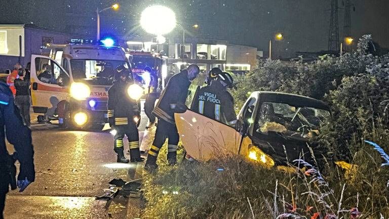 Incidente tra Paderno e Cusano: frontale a tutta birra, auto nel fosso incidente paderno auto fosso 768x432