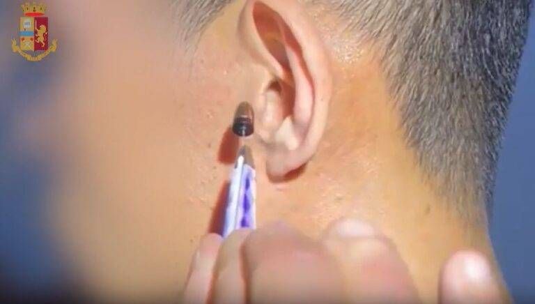 Esame per la patente con telecamera nascosta e auricolare, 3 denunciati a Milano | VIDEO patente esame telecamera auricolari