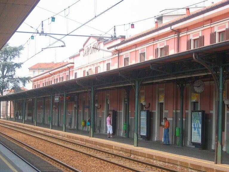 Si masturba sempre sul treno della Linea S9 che arriva in stazione a Saronno. Le segnalazioni: “L’ho riconosciuto” strazione saronno 768x576