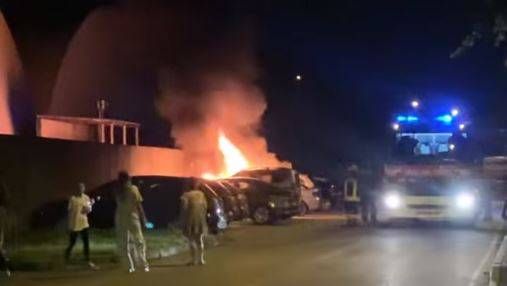 Solaro, incendio di notte, tre auto distrutte solaro incendio notte auto