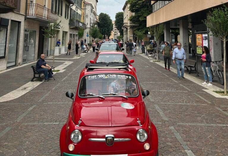 Bolidi e auto d’epoca a Saronno per il “Gp della solidarietà” Saronno Ingresso auto per il Centro di Saronno 1 scaled e1686602743613 768x527