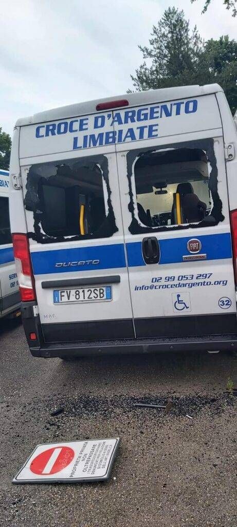 limbiate vandali croce dargento 461x1024