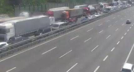 Incidente in autostrada, un codice rosso, 2 in giallo, A8 chiusa e traffico in tilt verso Milano incidente autostrada traffico