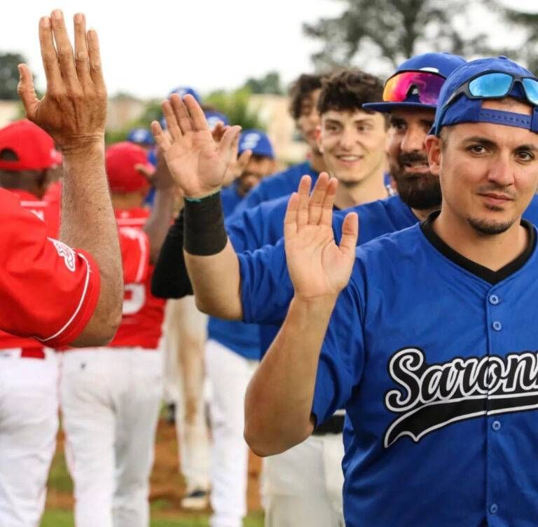 BASEB FOTO saluto dei giocatori del Saronno 768x752