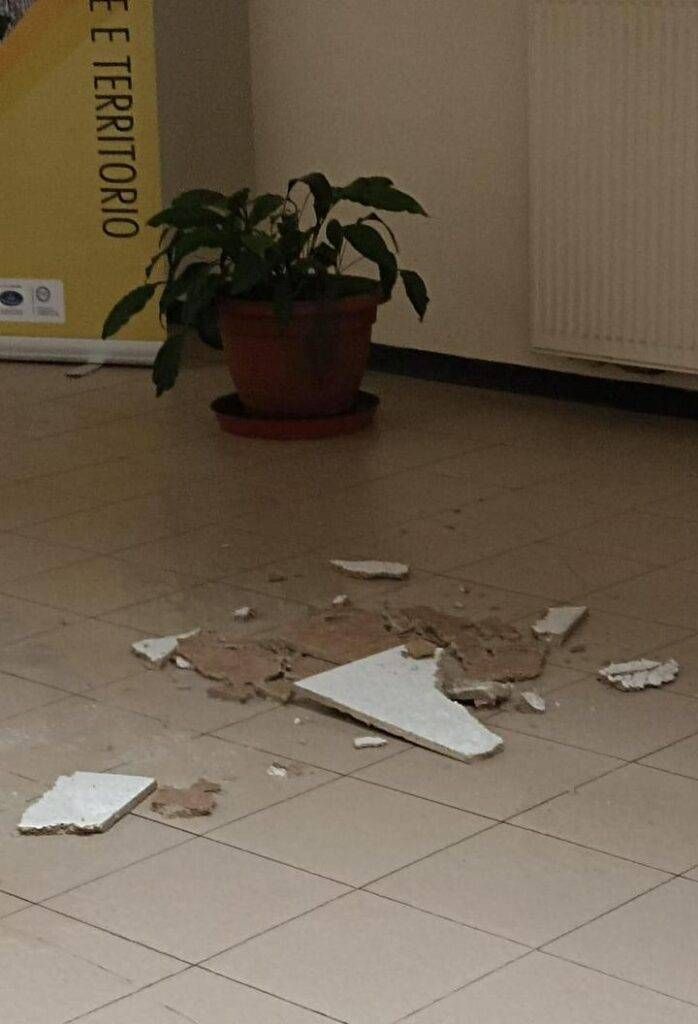 Piove nelle aule della scuola di Bollate: “Situazione uguale dal 1995” bollate scuola e1688648438943 698x1024