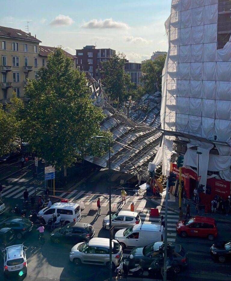 Grossi disagi per chi si deve muovere a Milano: caduta l’impalcatura di un palazzo milano viale toscana e1690274881359 768x933
