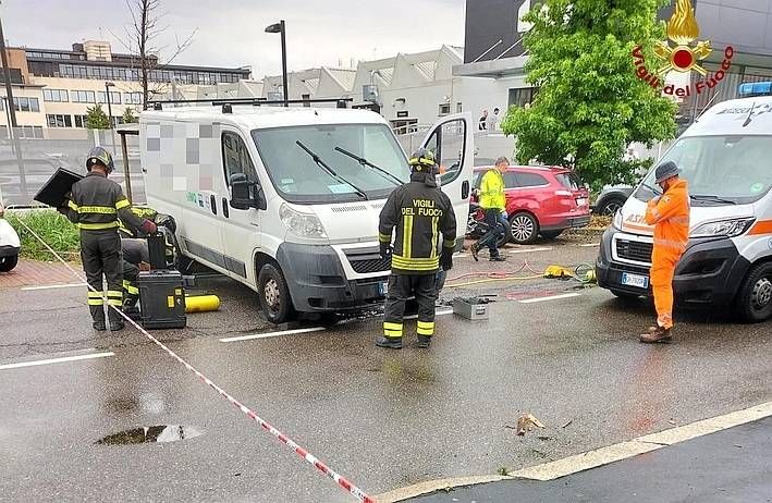Schiacciato dal suo stesso furgone, morto un 46enne a Milano schiacciato furgone milano morto