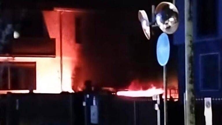 Incendio auto nel cortile di casa, vigili del fuoco a Garbagnate incendio auto garbagnate