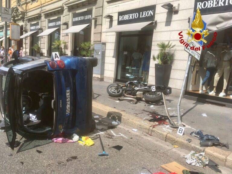 Auto si ribalta e abbatte un palo: ciclista grave in ospedale, panico a Milano – GALLERY incidente milano 2 768x576