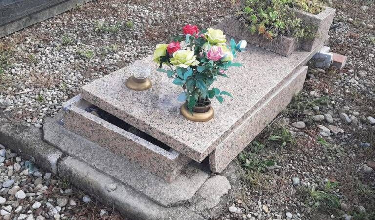 Bollate cimitero tombe aprono