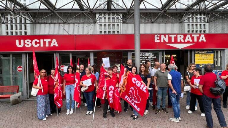 Presidio al Grancasa di Paderno contro la chiusura: “Chiediamo soluzioni per i nostri 27 lavoratori” IMG 0730 768x432