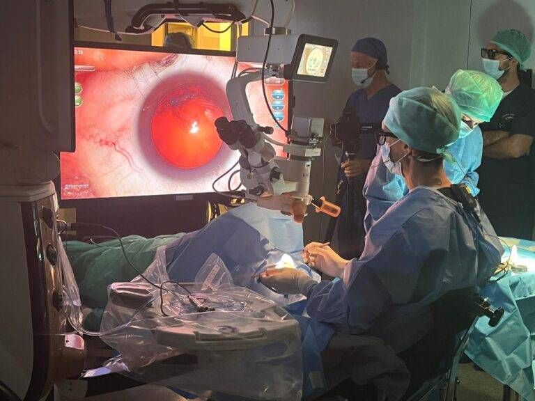 Via gli occhiali in 5 minuti con il super laser, operazione in diretta da Saronno del dottor Basilico Saronno laser occhiali Basilico Federico