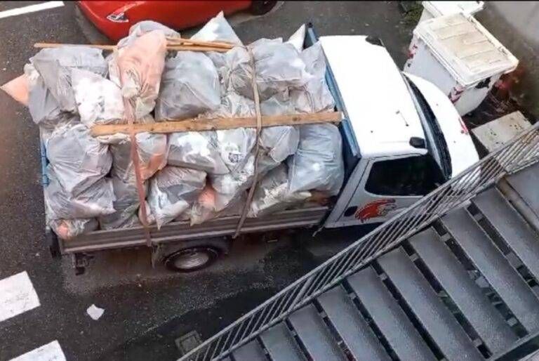 Bollate: camion colmo di rifiuti bloccato dalla Polizia locale per gestione illecita Bollate camion rifiuti