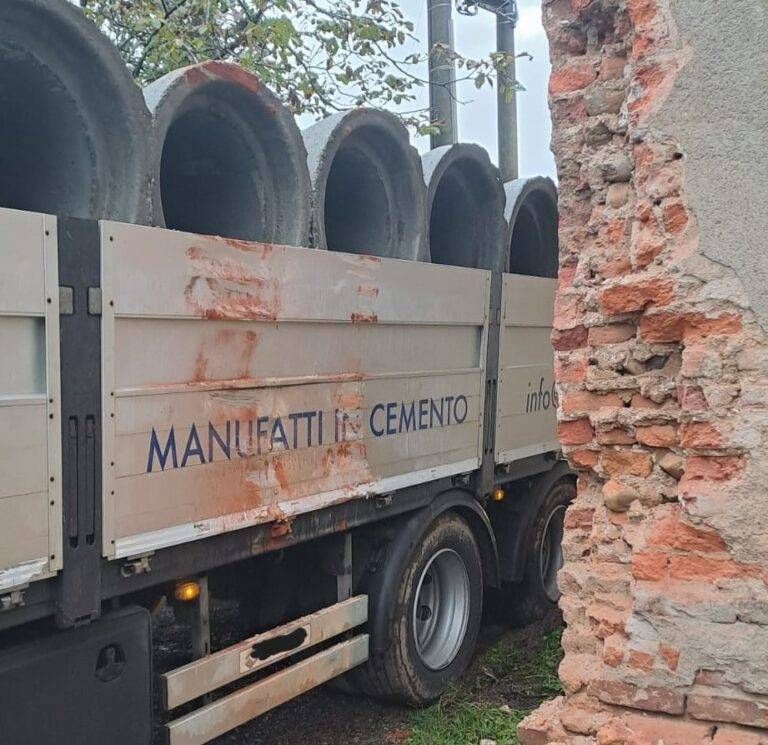 Incidente a Uboldo, camion incastrato danneggia la chiesetta del Soccorso incidente chiesetta 1 768x745