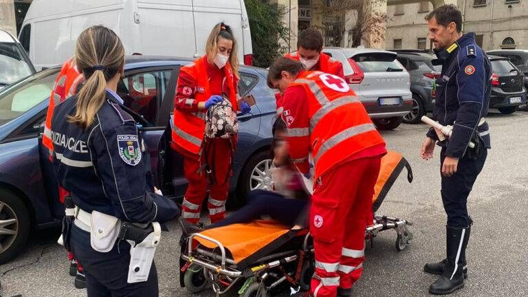 Attacco d’ansia al volante a Paderno, la polizia locale la soccorre in extremis malore paderno polizia locale 768x432