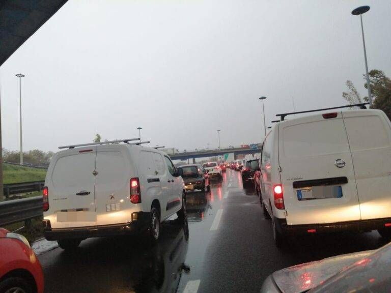 Maltempo, esondato il fiume Seveso, Milano-Meda bloccata, treni in ritardo milano-meda traffico seveso