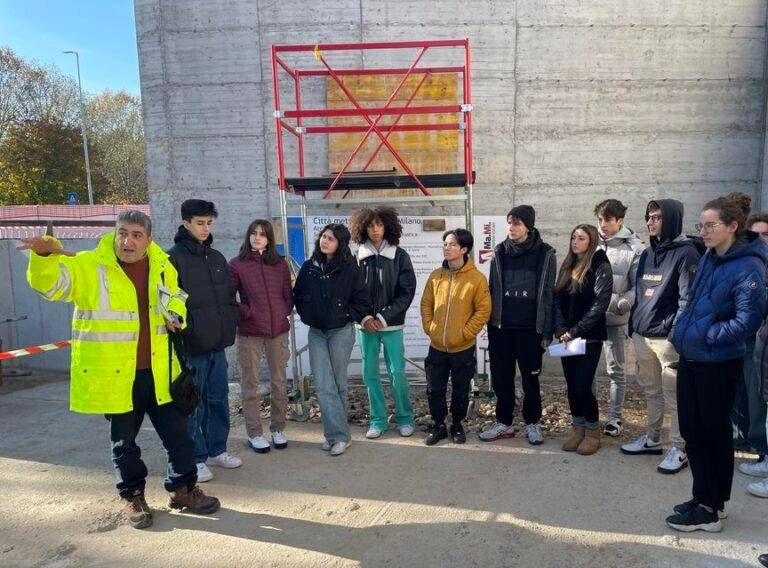 Gli studenti del Liceo artistico Fontana di Arese (IIS Russell) in visita al cantiere della loro nuova scuola liceo artistico Fontana Arese