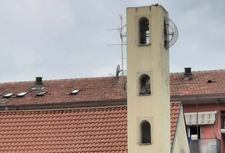 A Caronno campanile scoperchiato, Bariola da mesi senza chiesa grandine campanile scoperchiato 2