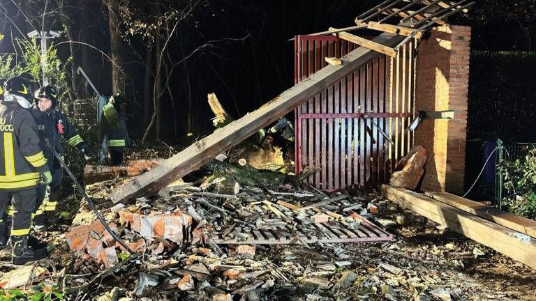 Cesate albero spacca cancello