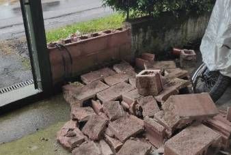 Bollate, abbatte col camion la cinta della villa e scappa Bollate abbatte camion scappa